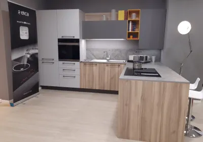 Cucina con top Dekton e piano aspirante